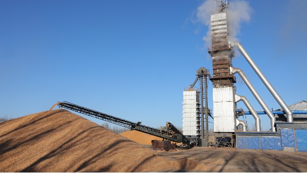 烘糧噸成本降至28元！300噸烘干塔用上秸稈直燃熱風(fēng)爐，相比燃煤一天節(jié)省一萬六！